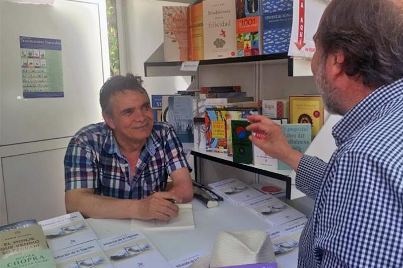 Firma de libros en la feria del libro de Madrid
