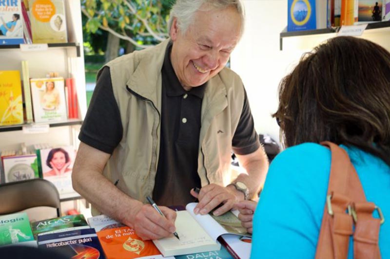 Firma de libros en la feria del libro de Madrid