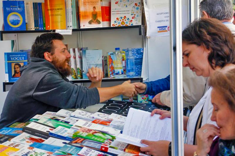 Firma de libros en la feria del libro de Madrid