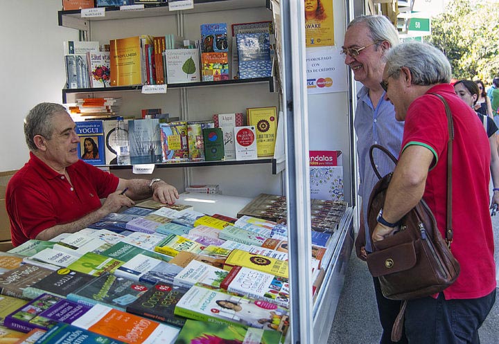 Firma del libro de José Antonio Vázquez en la Feria del Libro de Madrid